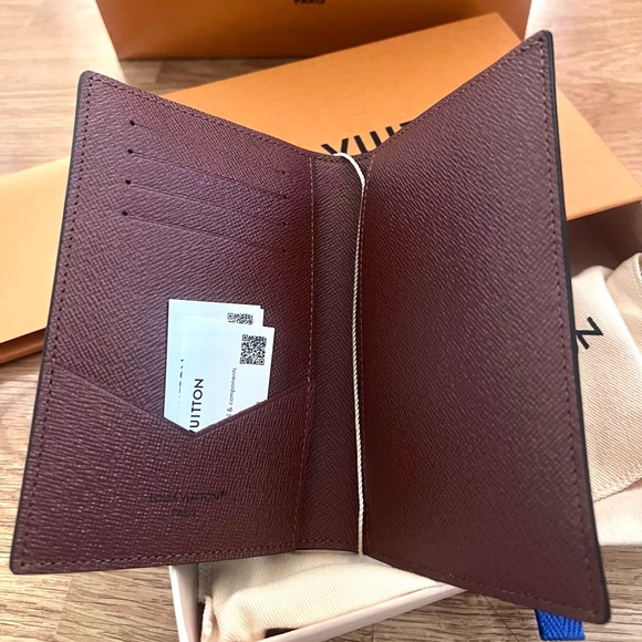 Brand new authentic Louis Vuitton Monogram Passport Holder / wallet - Picture 4 of 6